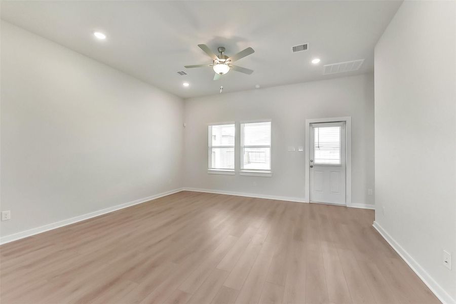 Spacious, unfurnished interior of a new home in River Ranch Meadows, Dayton (Image 17).