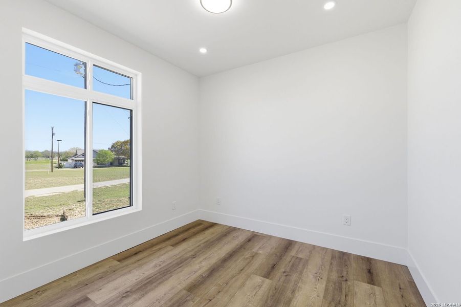 Spacious, unfurnished interior of a new home in , Bandera (Image 44).