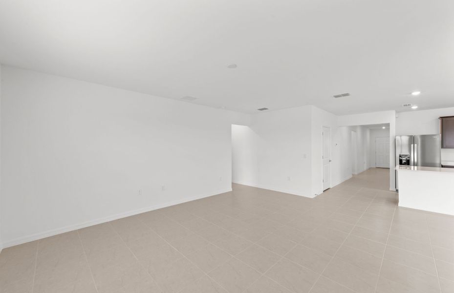Spacious, unfurnished interior of a new home in Whispering Lakes, Lehigh Acres (Image 16).