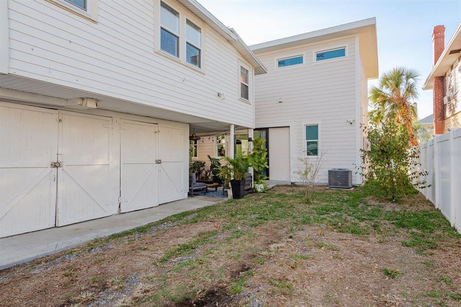 Exterior details and patio area of a home in , St. Petersburg (Image 32).