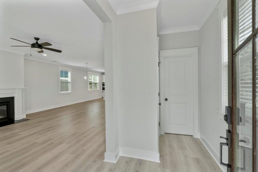 Spacious, unfurnished interior of a new home in Oak Bluff, Charleston (Image 6). Spacious, unfurnished interior of a new home in Oak Bluff, Charleston (Image 6).