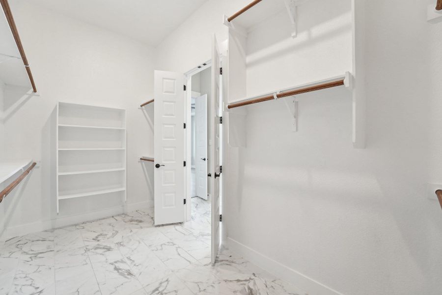 Spacious closet with marble look tiles Spacious closet with marble look tiles
