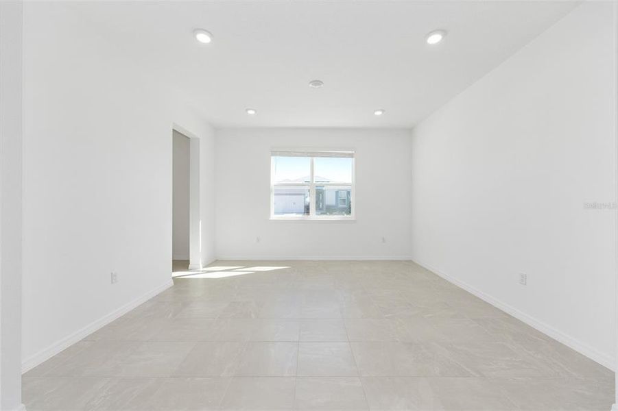 Spacious, unfurnished interior of a new home in Calesa Township, Ocala (Image 40).