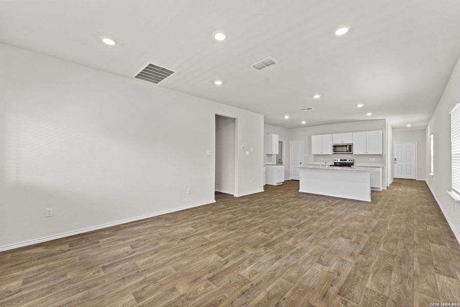 Spacious, unfurnished interior of a new home in Laurel Vistas, San Antonio (Image 31).