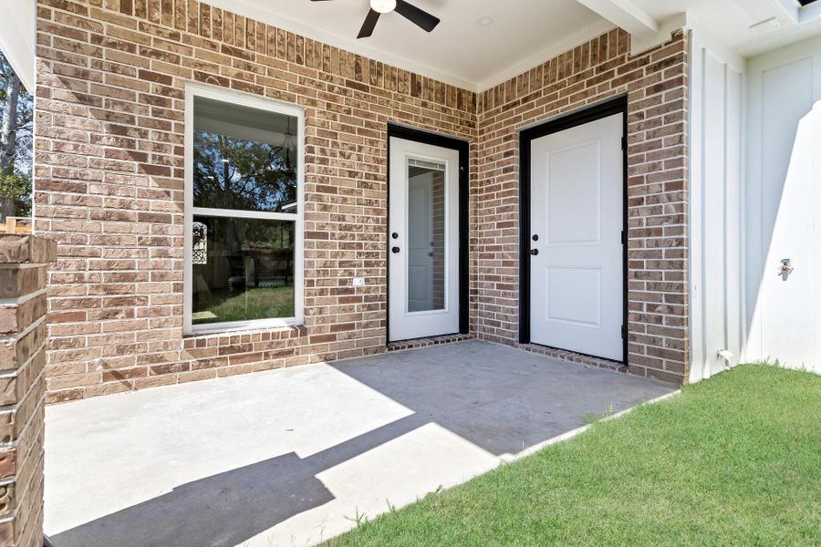 Exterior details and patio area of a home in , Port Neches (Image 4).
