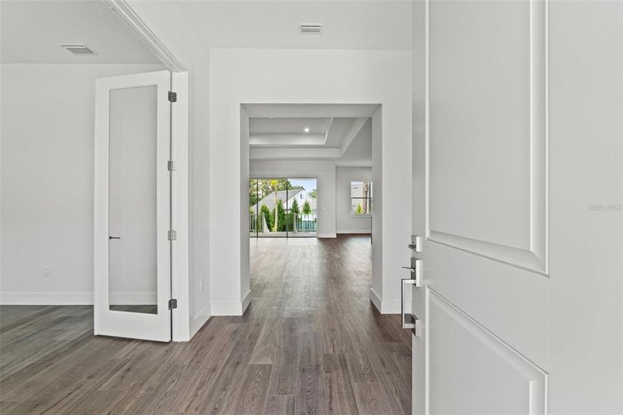 Spacious, unfurnished interior of a new home in Southern Hills Plantation, Brooksville (Image 30).