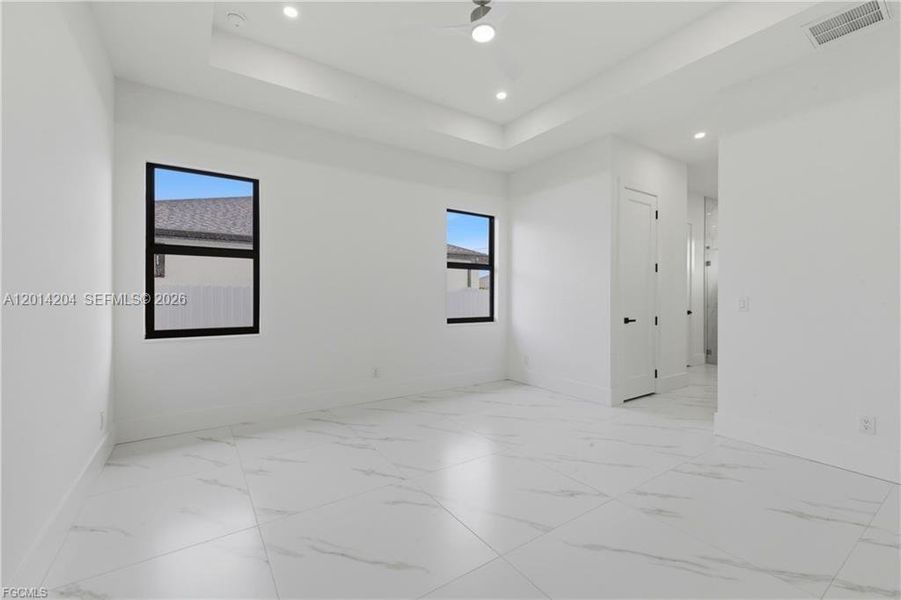 Spacious, unfurnished interior of a new home in , Cape Coral (Image 24).