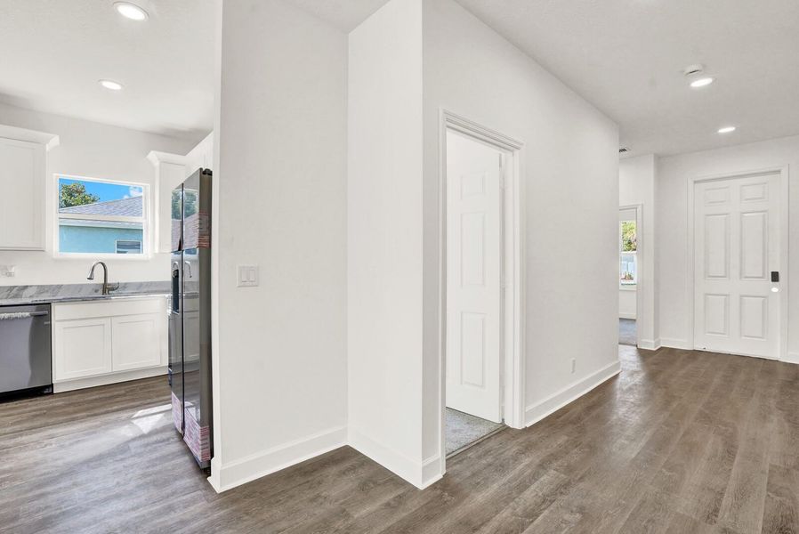 Spacious, unfurnished interior of a new home in , Lantana (Image 24).