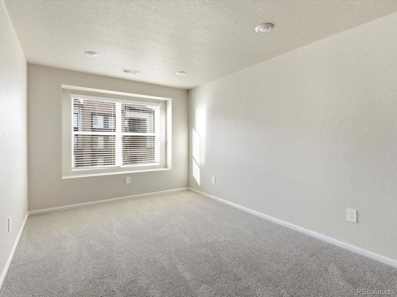 Spacious, unfurnished interior of a new home in , Aurora (Image 23).