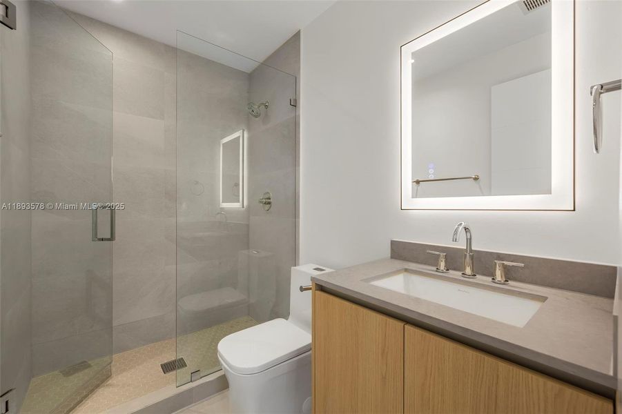 Upstairs En-Suite Bathroom