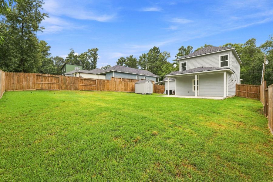 Exterior details and patio area of a home in Arrowhead Lakes, Willis (Image 24).