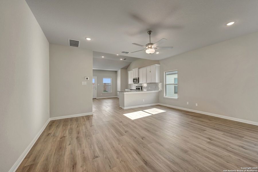 Spacious, unfurnished interior of a new home in Park Place, New Braunfels (Image 30).