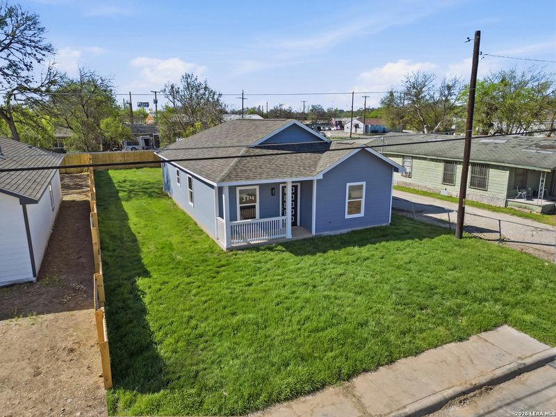 Exterior details and patio area of a home in , San Antonio (Image 16).