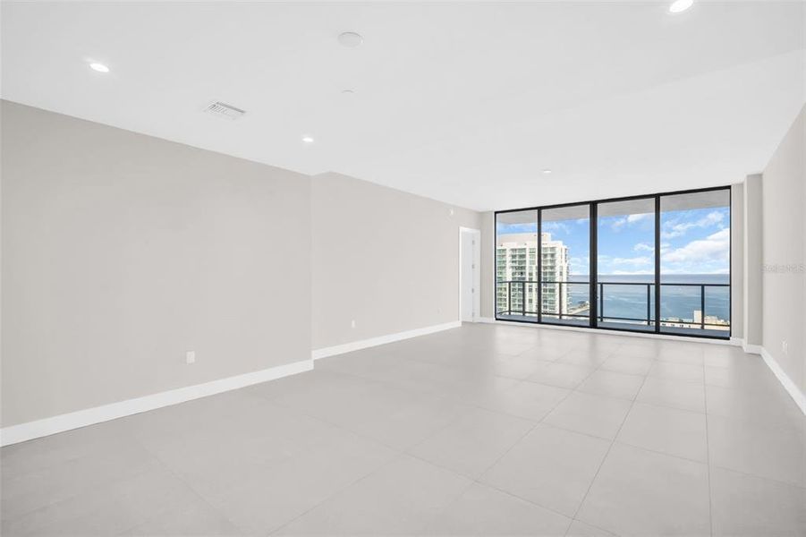 Spacious, unfurnished interior of a new home in , St. Petersburg (Image 61).