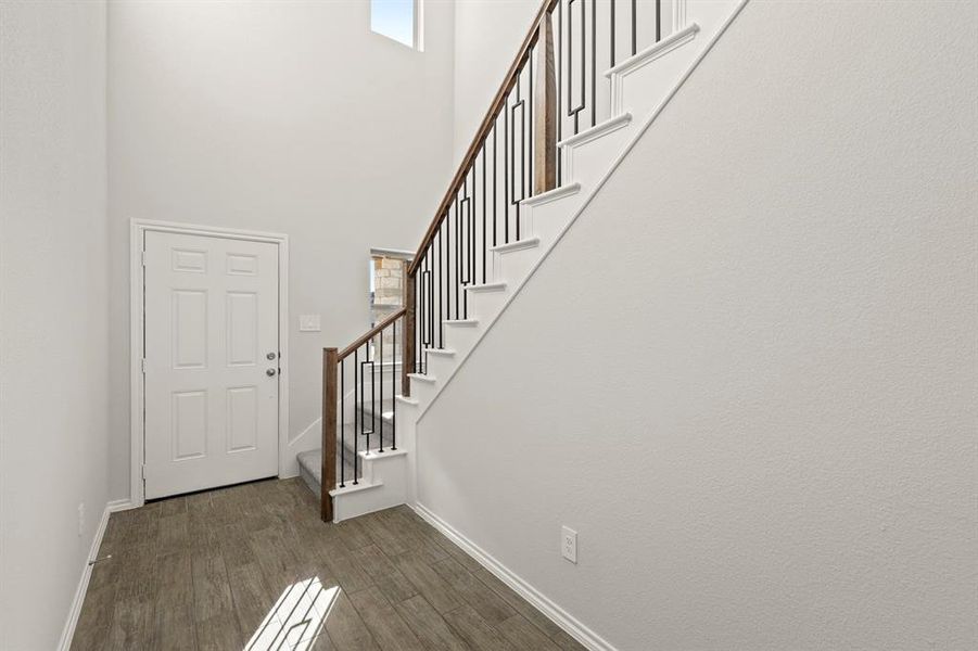 03. 1700 Edgeway - Entry