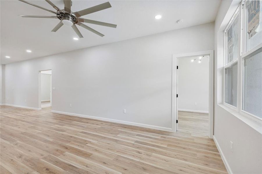Spacious, unfurnished interior of a new home in , Tampa (Image 7).