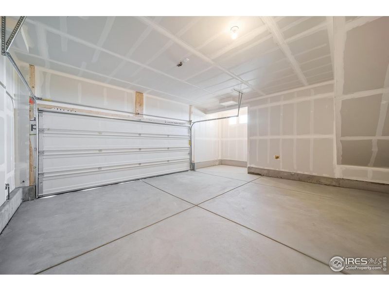 Spacious, unfurnished interior of a new home in Thompson River Ranch, Johnstown (Image 17).