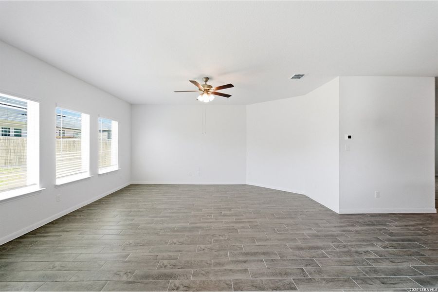 Spacious, unfurnished interior of a new home in Laurel Vistas, San Antonio (Image 18).