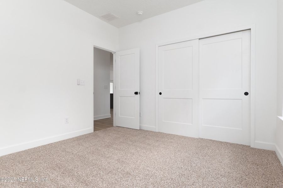 Spacious, unfurnished interior of a new home in , Middleburg (Image 11).