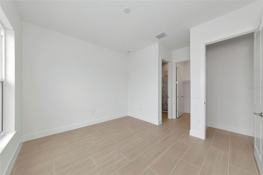 Spacious, unfurnished interior of a new home in , Sarasota (Image 49).