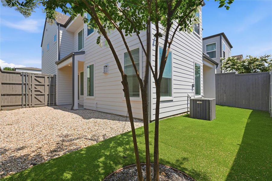Exterior details and patio area of a home in , Dallas (Image 4).