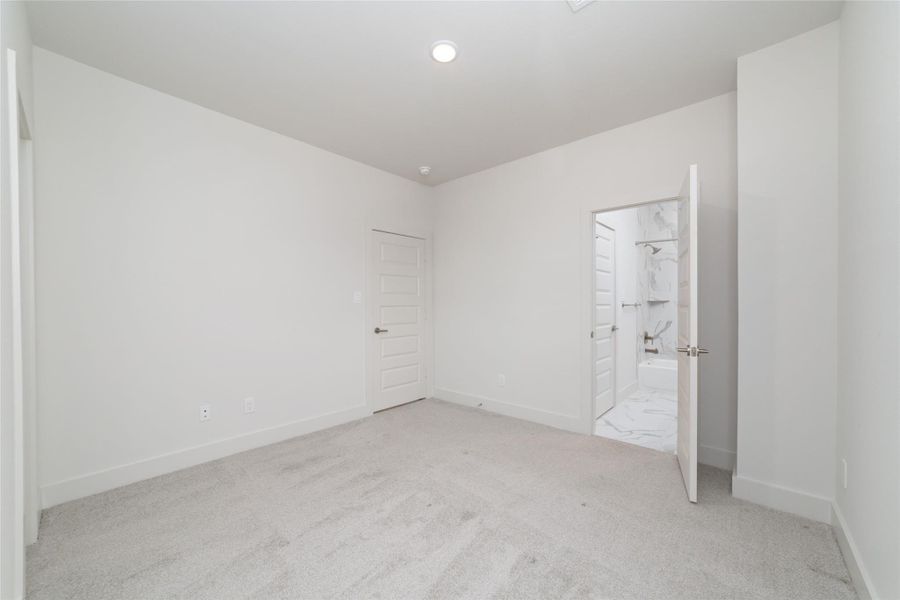 Spacious, unfurnished interior of a new home in Alicante, Houston (Image 35).