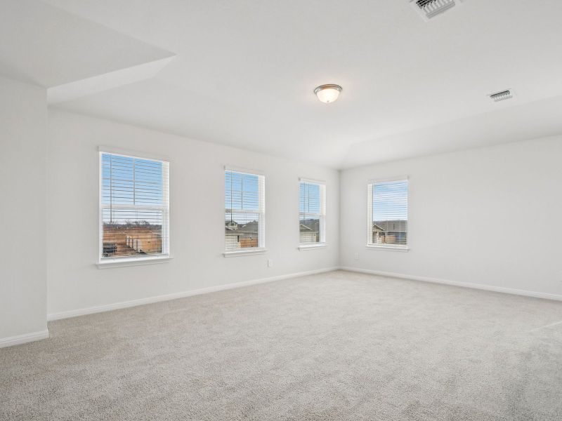 Spacious, unfurnished interior of a new home in Riverbend at Double Eagle - Reserve Collection, Cedar Creek (Image 11).