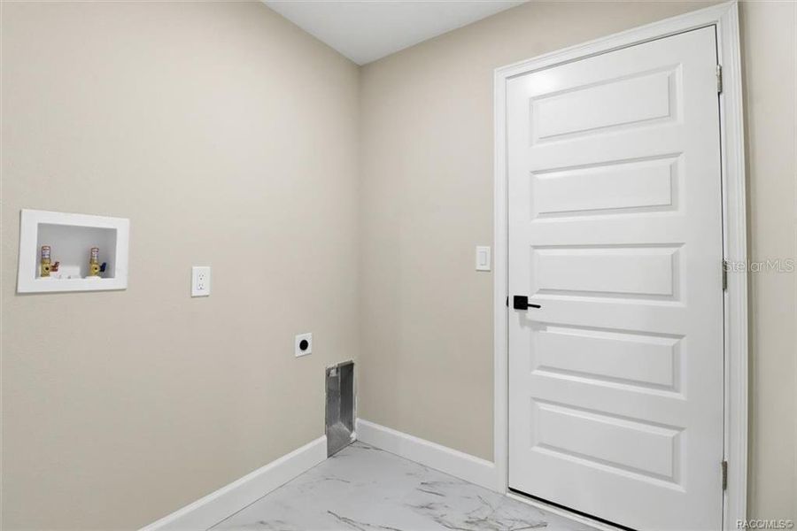 Spacious, unfurnished interior of a new home in , Citrus Springs (Image 37).