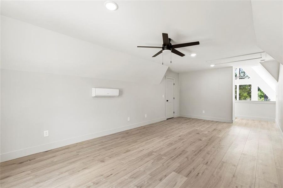 Spacious, unfurnished interior of a new home in , Mineola (Image 29).