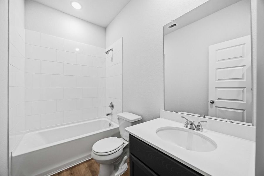 6903 Pelican Lane - Arlington - Secondary Bathroom