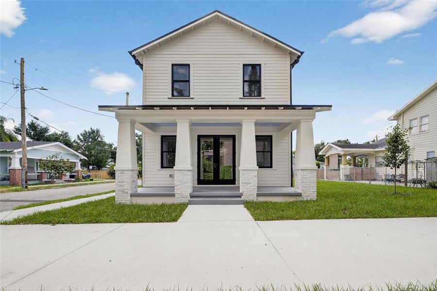 Exterior details and patio area of a home in , Tampa (Image 13).