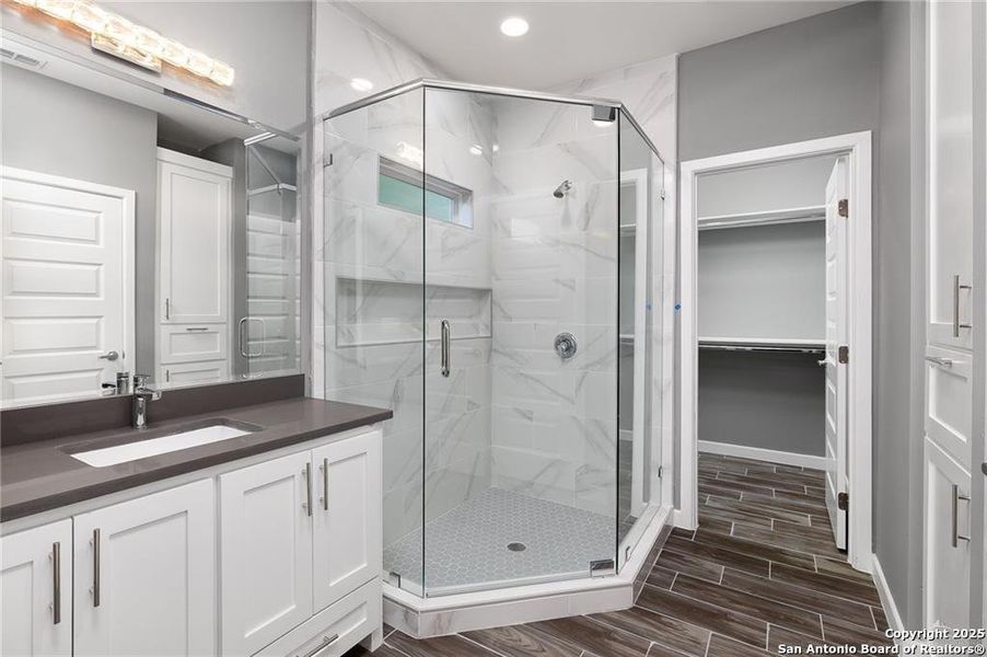 Furnished interior view inside a new home in , Alamo (Image 9).