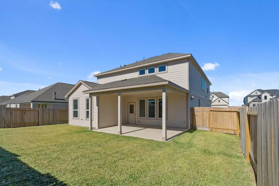 Exterior details and patio area of a home in Beacon Hill, Waller (Image 3).