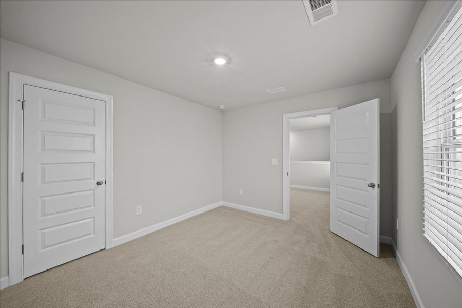 Spacious, unfurnished interior of a new home in Village at White Pine, Pendleton (Image 16).
