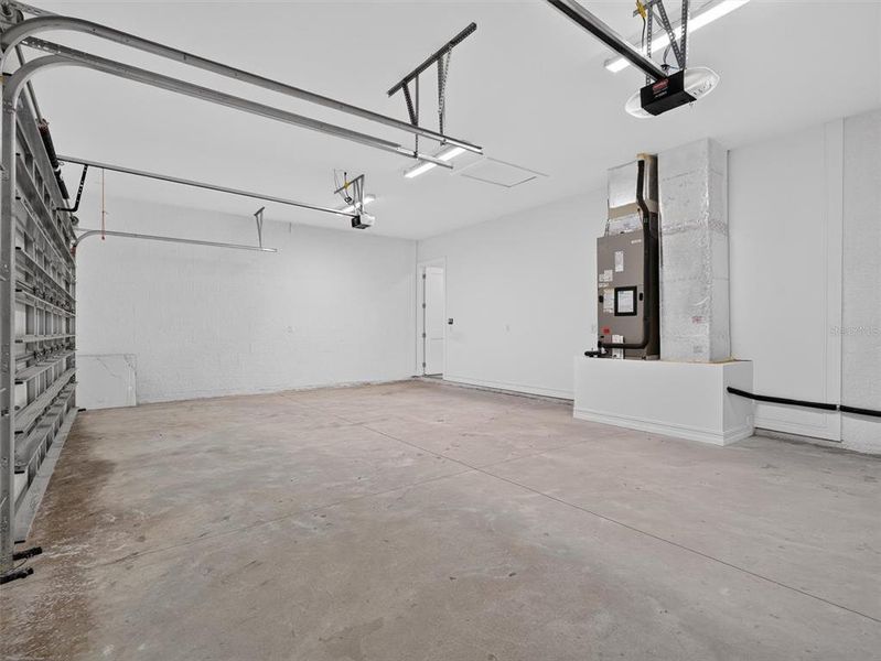 Spacious, unfurnished interior of a new home in , Plant City (Image 48).