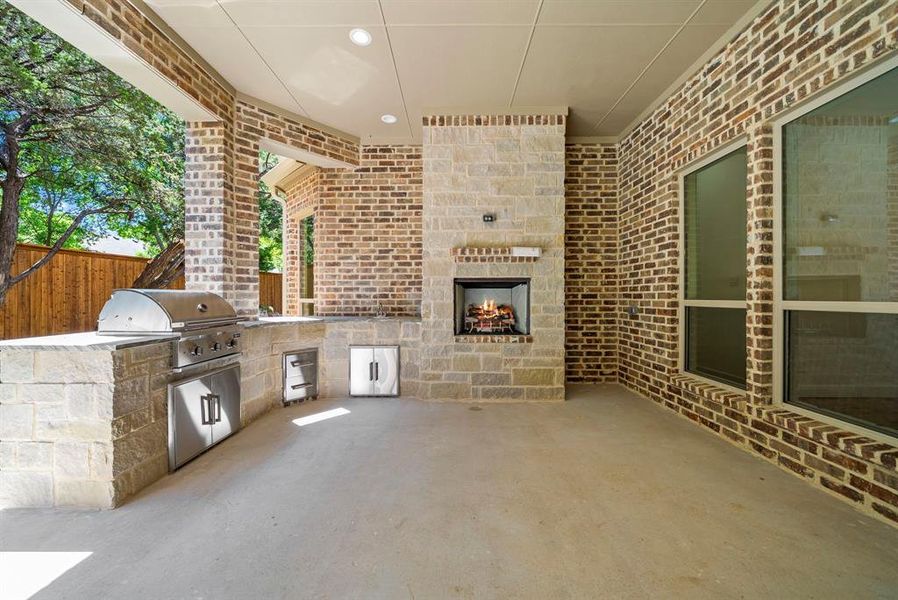 Exterior details and patio area of a home in , Cedar Hill (Image 3).