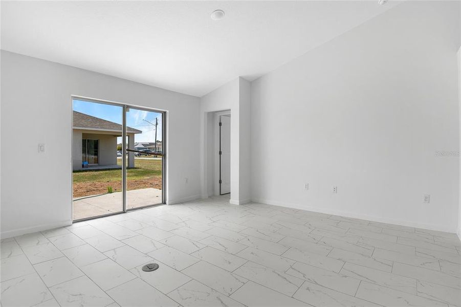 Spacious, unfurnished interior of a new home in , Kissimmee (Image 10).
