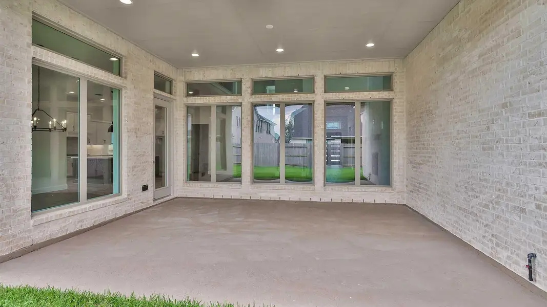 Spacious, unfurnished interior of a new home in Katy Court 70', Katy (Image 14).