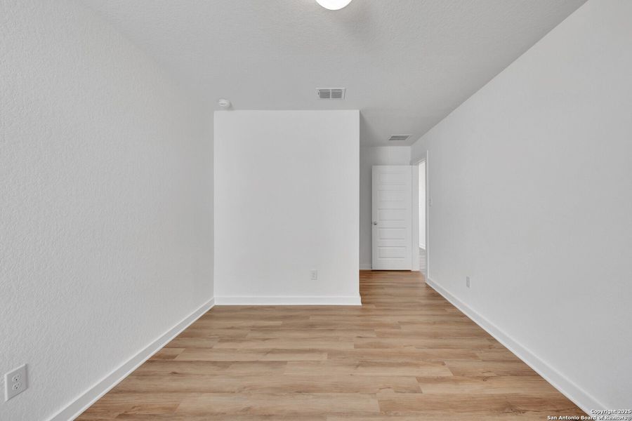 Spacious, unfurnished interior of a new home in Mesquite Ridge, San Antonio (Image 16).