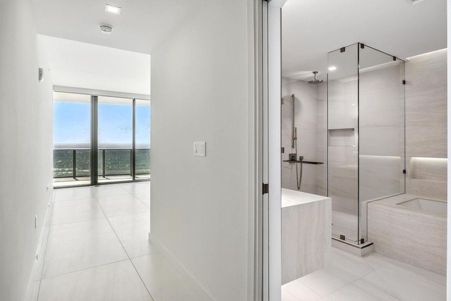 Spacious, unfurnished interior of a new home in Casamar, Pompano Beach (Image 31).