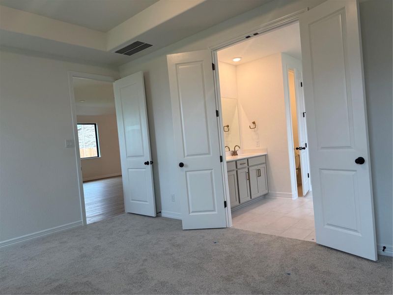 Spacious, unfurnished interior of a new home in Brookewater, Rosenberg (Image 13).