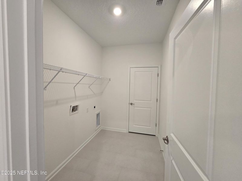 Spacious, unfurnished interior of a new home in Hyland Trail, Middleburg (Image 37).