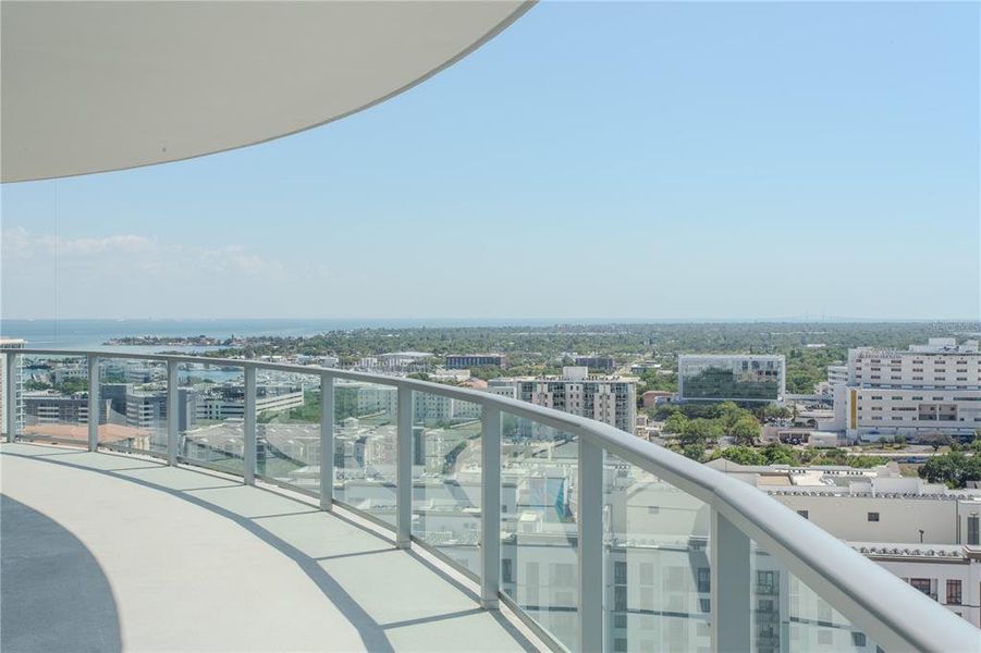 Condo located in St. Petersburg, FL showcasing its design and architecture (Image 16).