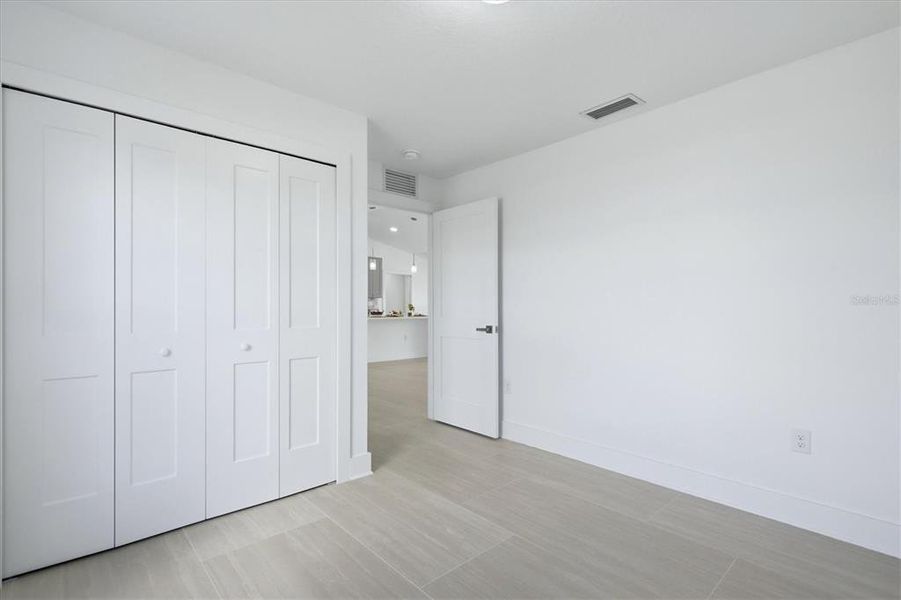 Spacious, unfurnished interior of a new home in , Cape Coral (Image 43).