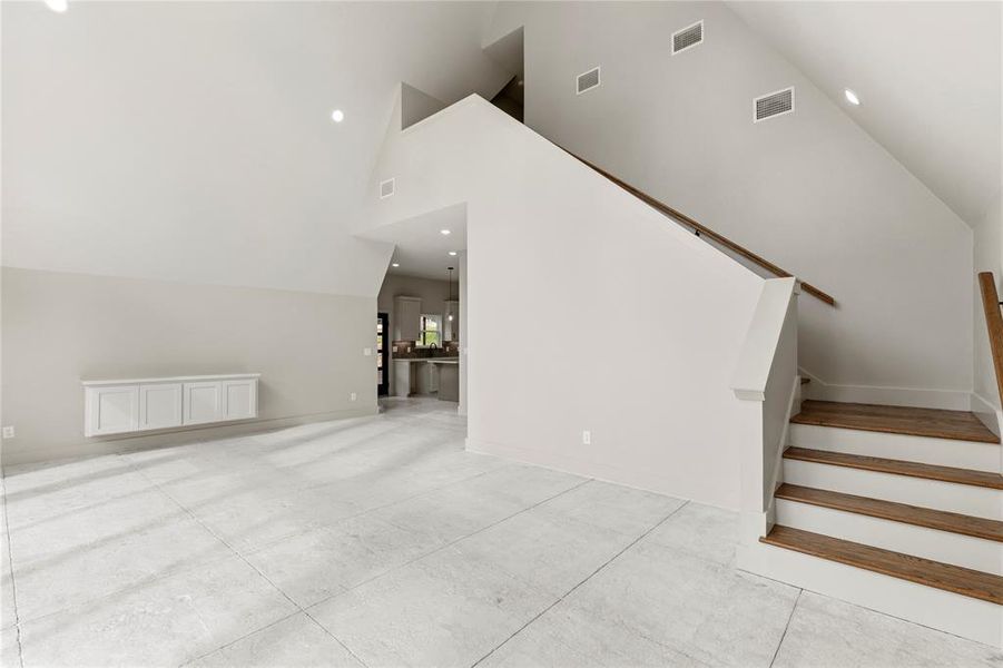 Spacious, unfurnished interior of a new home in , Mineola (Image 28).