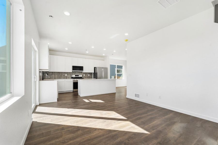 Spacious, unfurnished interior of a new home in Granary, Johnstown (Image 12).