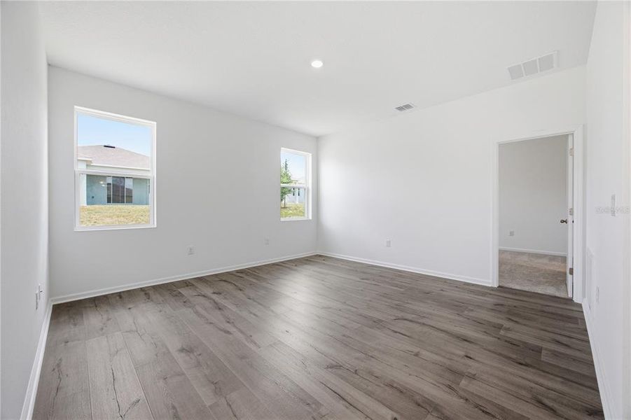 Spacious, unfurnished interior of a new home in , Okahumpka (Image 13).
