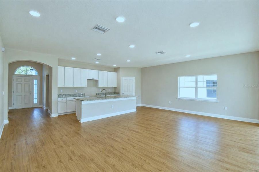 Spacious, unfurnished interior of a new home in , Winter Haven (Image 18).