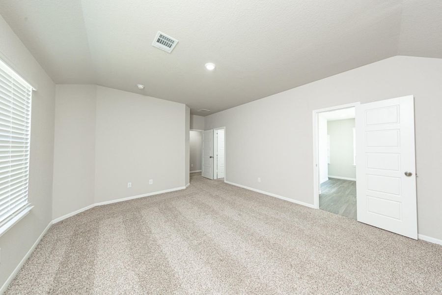 Spacious, unfurnished interior of a new home in Mackenzie Creek, Conroe (Image 20).