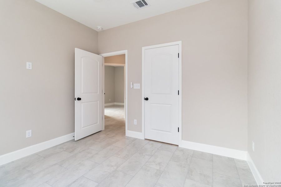 Spacious, unfurnished interior of a new home in , San Antonio (Image 25).